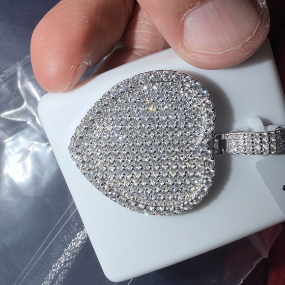 Lage heart pendant MOISSANITE
925 SILVER 8.00CTW
$ 1250.00 - Picture 3 of 12